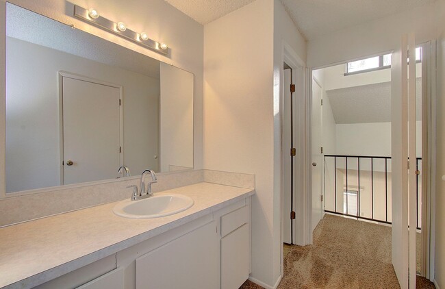 Building Photo - WELL MAINTAINED 2 BR, 2 BA TOWNHOME BY VAN MALL AREA!