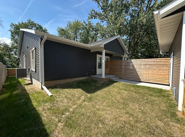 Building Photo - 2 Bedroom/1 Bath Duplex Available For Rent