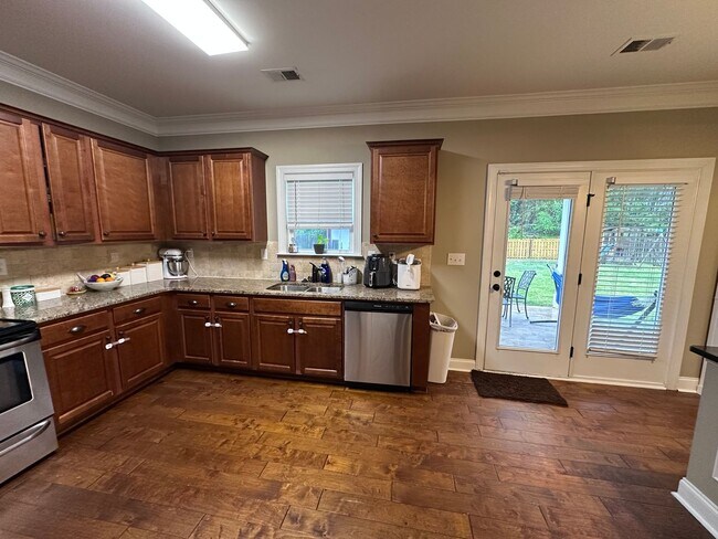 Building Photo - Welcome to this spacious 6 bedroom, 4 bath...