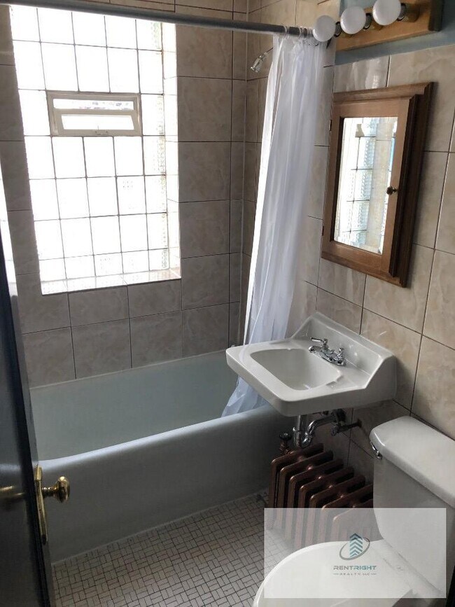 Building Photo - 1 bedroom in CHICAGO IL 60626
