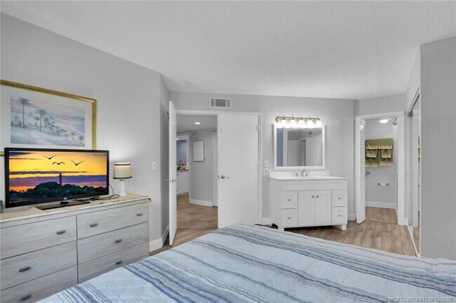 Building Photo - 1504 SE Royal Green Cir