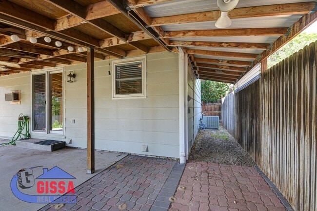 Building Photo - Beautiful home with 3 bedrooms, 2 bathroom...