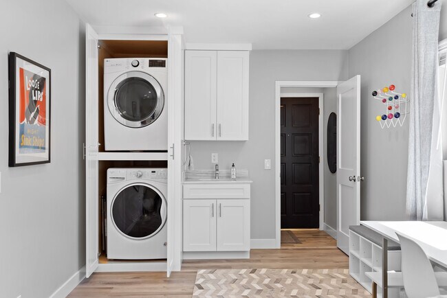 Building Photo - 617 Loma Dr