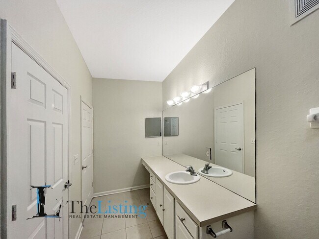 Building Photo - 8630 Buccilli Dr