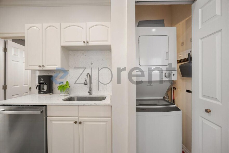 Building Photo - Unit 3