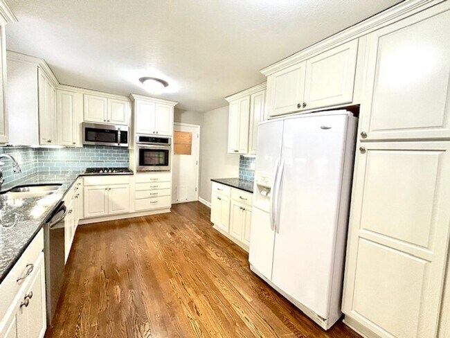Building Photo - $500 Move In Special-or-$100 off monthly r...