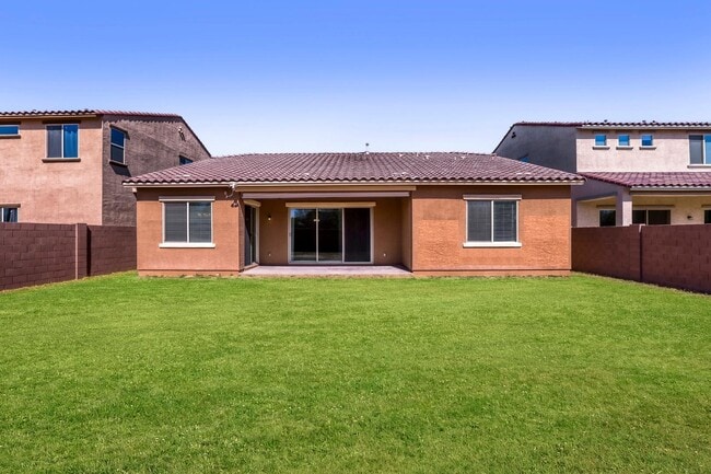 Building Photo - 8723 W Vista Ave