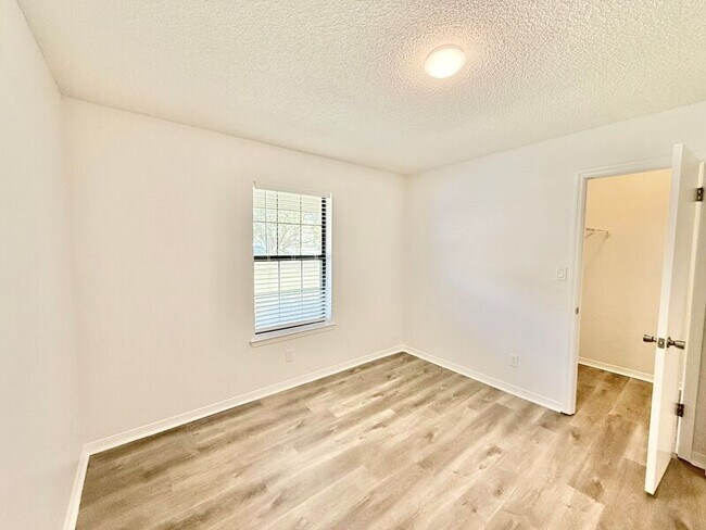 Building Photo - 4424 Bellview Ave