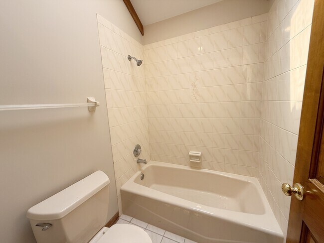Building Photo - 2436 Putnam Dr