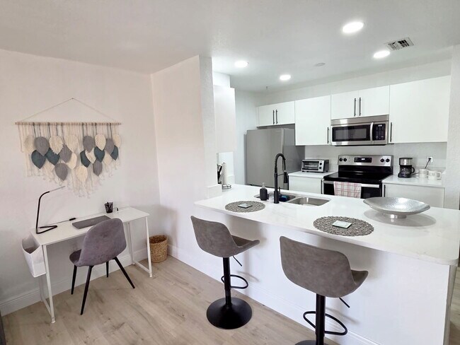 Building Photo - 5447 Vineland Rd