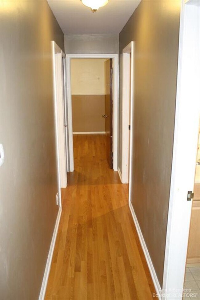 Building Photo - Spacious Ranch