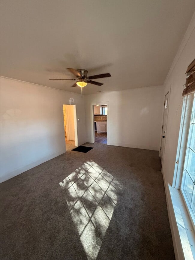 Building Photo - Cute 1 bedroom with a flex space in a grea...