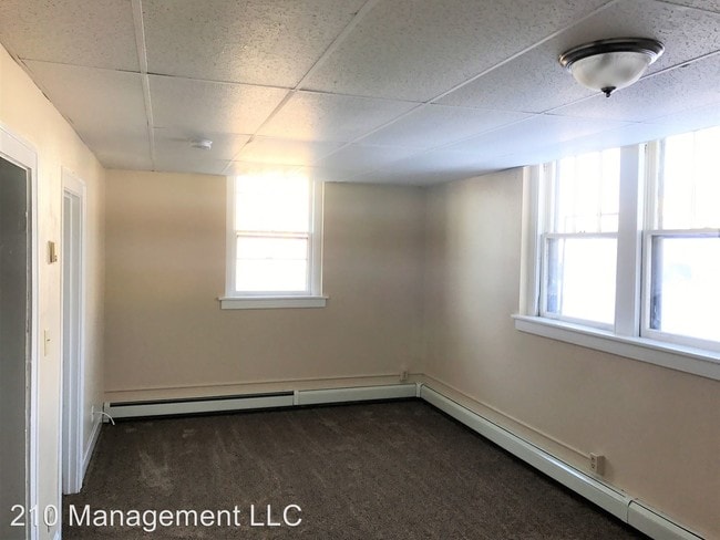 Interior Photo - 402 Apartments