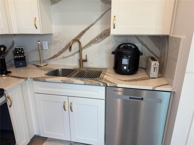 Building Photo - 798 TETBURY Lp