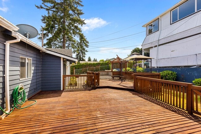 Building Photo - Charming 3 Bedroom Home on Expansive Lot – Ideal Location!