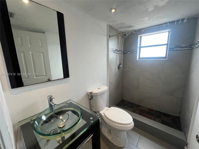 Building Photo - 7125 Bay Dr