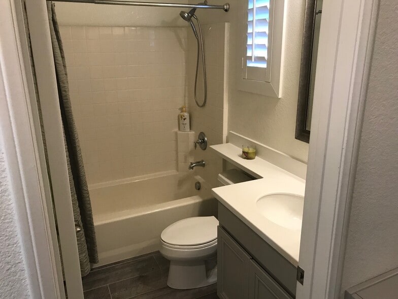Second Bath - 2626 Bellezza Dr