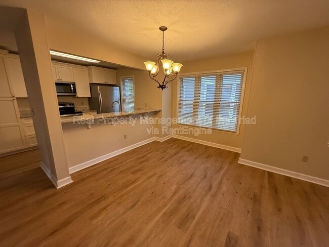 Building Photo - 230 Oakwood Ct