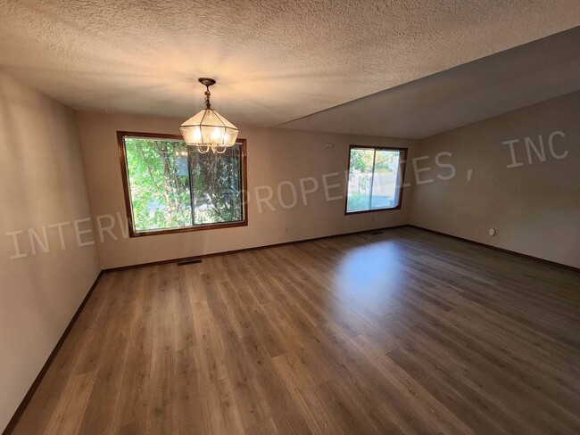 Building Photo - 3 bd 2ba Ranch Style Home with Deck, Fence...