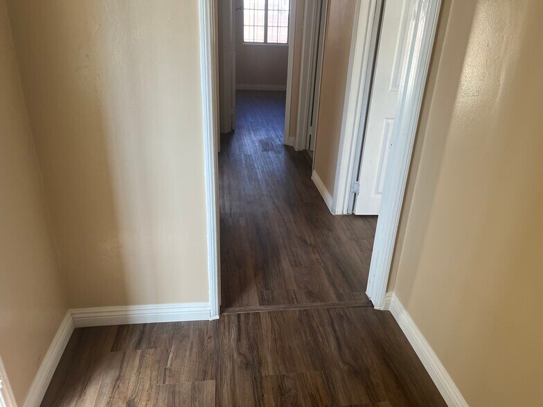 Building Photo - 1423 W 106th St