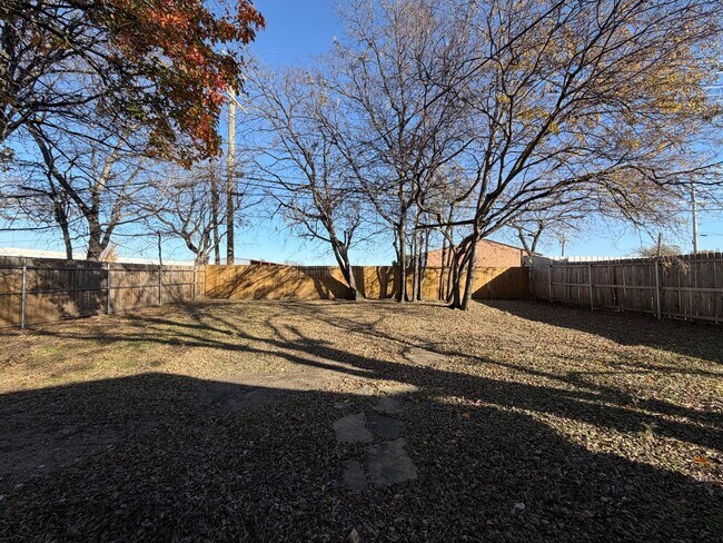 Building Photo - AVAILABLE NOW 2 BEDROOM 1 BATH WITH BONUS/FLEX ROOM IN SOUTH FORT WORTH