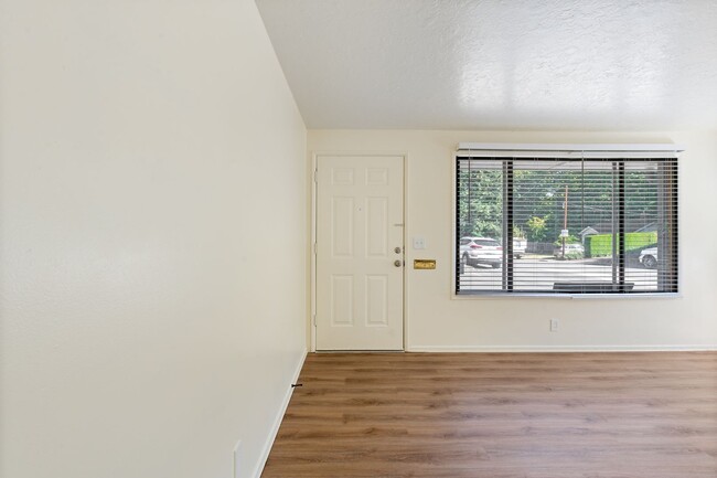 Building Photo - Renovated 2BR in Milwaukie