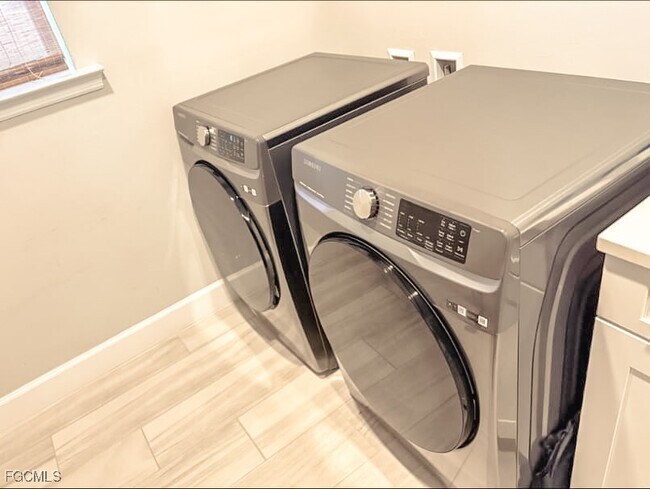 Building Photo - 2038 Grove Dr