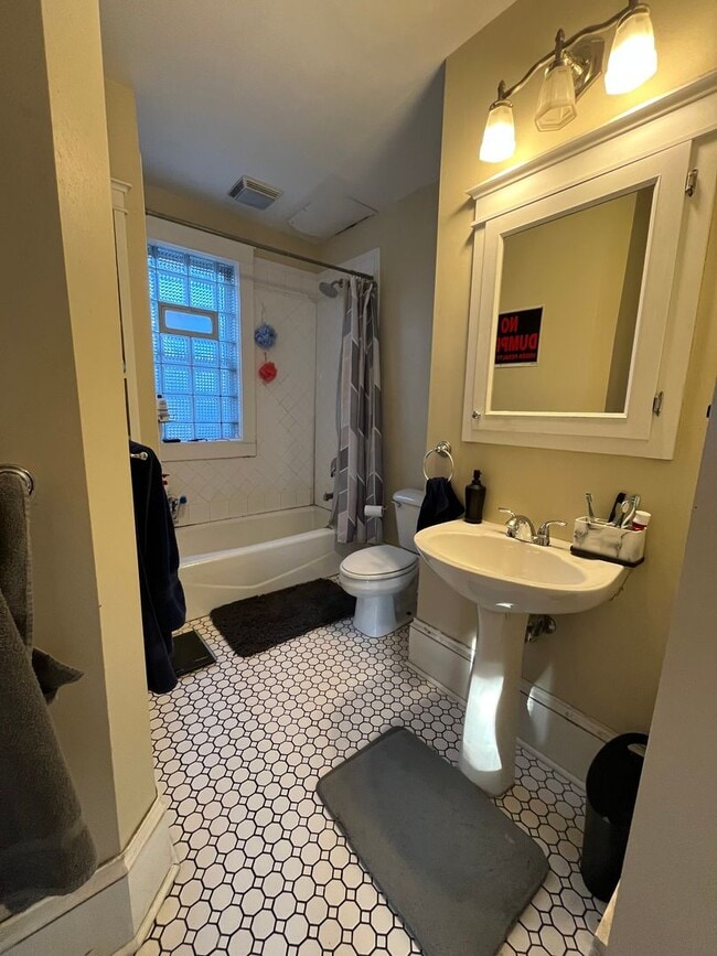 Building Photo - 2614 N Prospect Ave