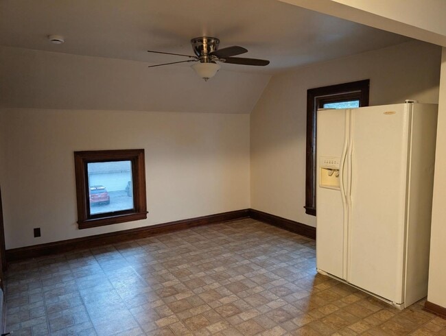 Building Photo - 206 Oak St