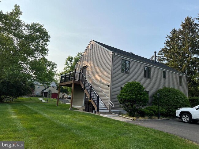Building Photo - 890 Belfry Dr
