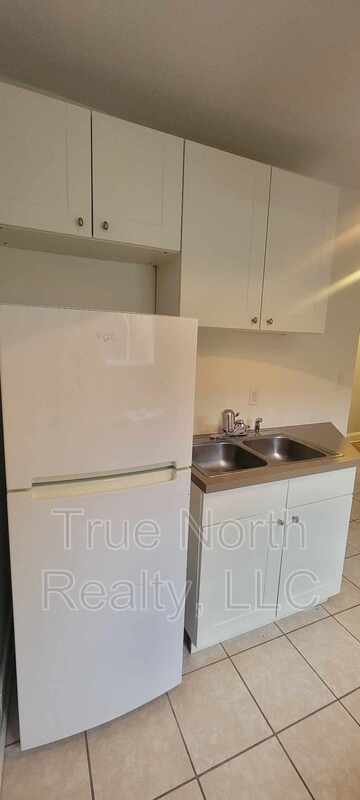 Building Photo - 1683 1/2 Oak Street