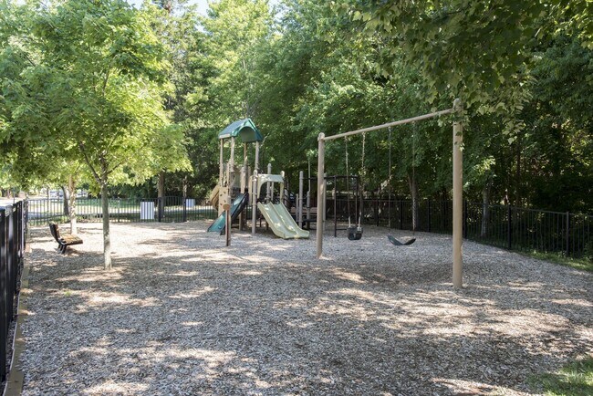 Building Photo - 2-Bed/2-Bath condo in Lenox Village.