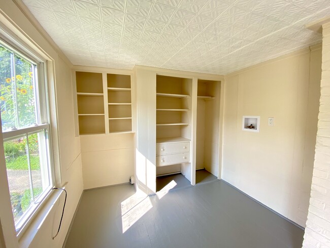 Mudroom/utility room with laundry hook-ups - 12 Exeter Rd