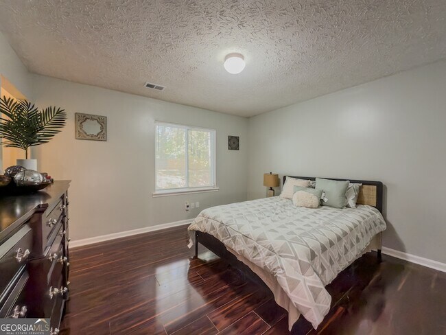 Building Photo - 580 Pineland Cir