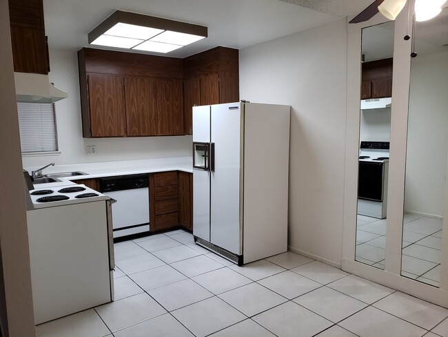 Building Photo - 3 Bed 2 Bath Townhome Close To The Strip!