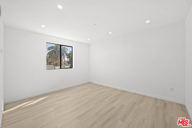 Building Photo - 2123 Cloverdale Ave