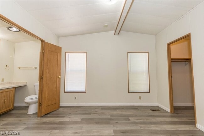 Building Photo - 1130 E Mesquite Ave