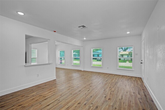 Building Photo - 1203 W 6th St