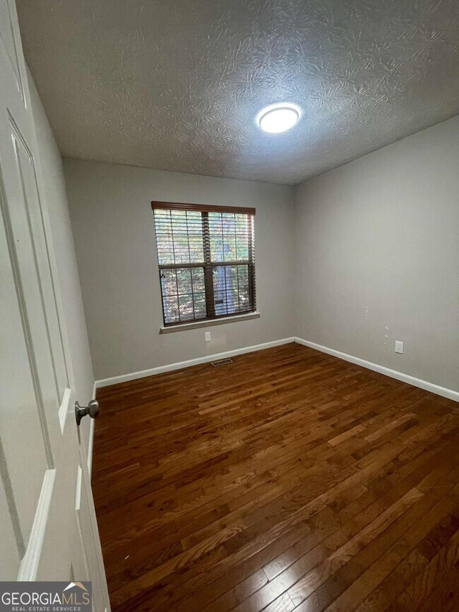 Building Photo - 3015 Cascade Manor Dr