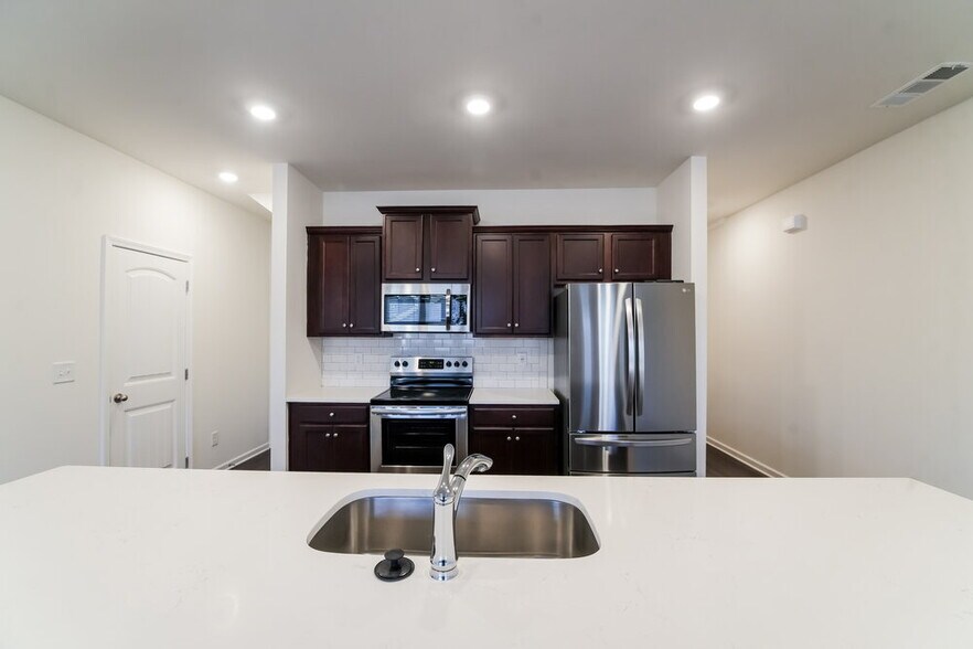 Building Photo - 410 Ruths Blvd