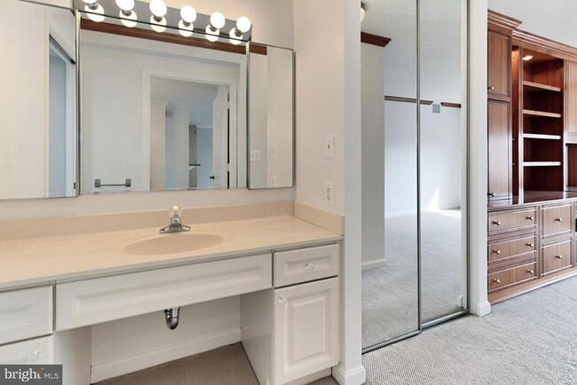 Building Photo - 2121 Jamieson Ave