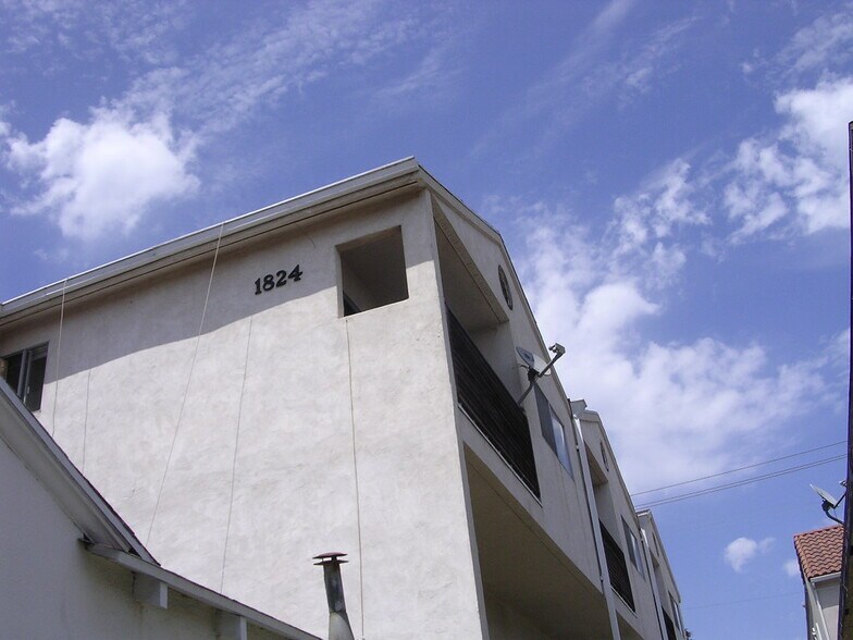 Building Photo - 1824 S Barrington Ave