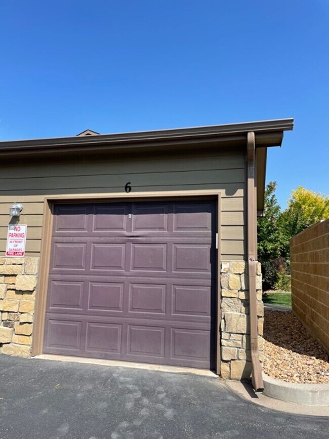 Building Photo - Gorgeous End-Unit Townhome Backing to Open Space!