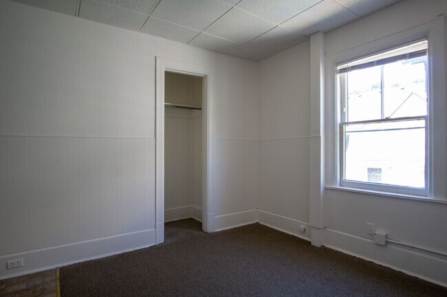 Building Photo - Top-Floor Corner SRO in Vintage Building Y...