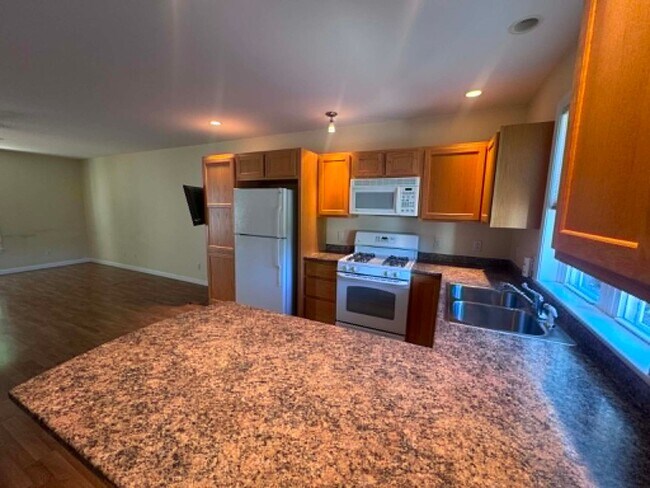Building Photo - Brunswick Condo End Unit 2BR/1.5BA