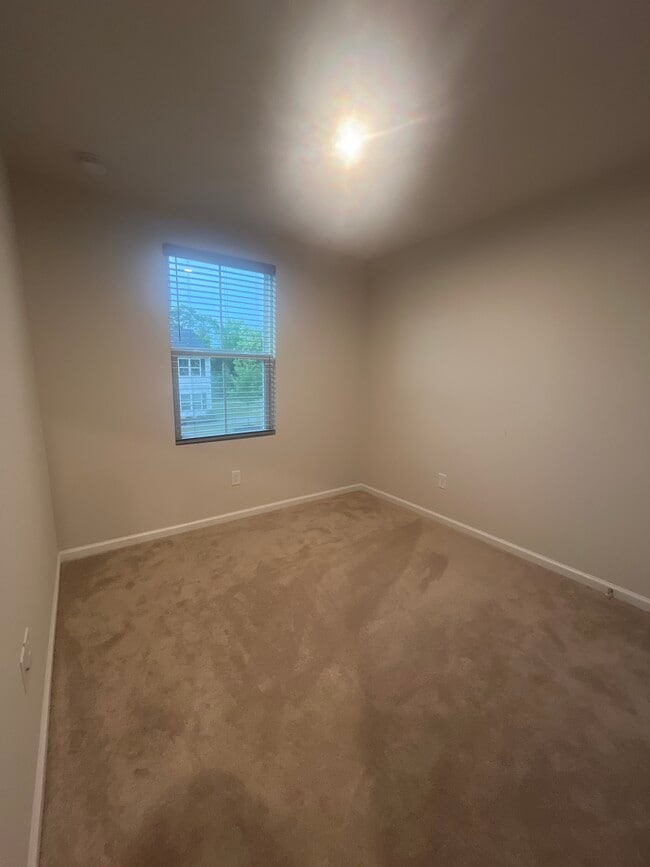 Building Photo - 217 Juglans Way