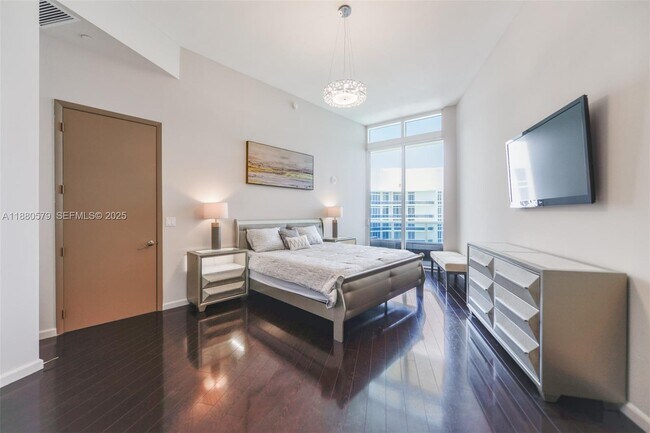 Building Photo - 15901 Collins Ave