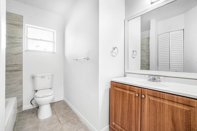 Building Photo - 9977 Three Lakes Cir