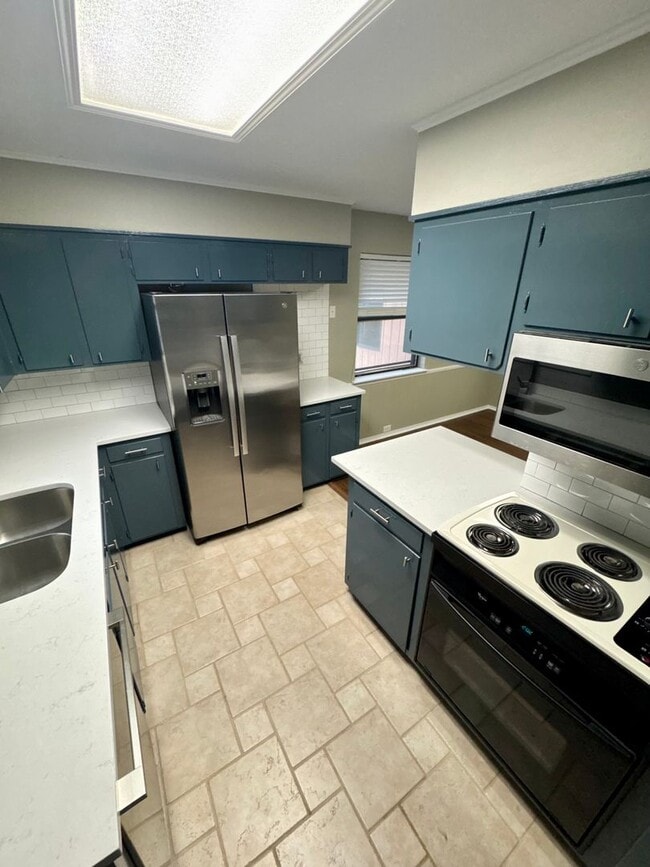 Building Photo - Golden Meadows Home!