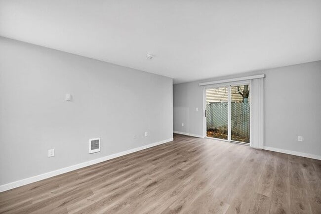 Building Photo - INCREDIBLE 2-bed/1.5bath Town House! $500 ...